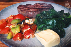 Steak, Blattspinat, gebackene Tomaten-Feta-Paprikadings