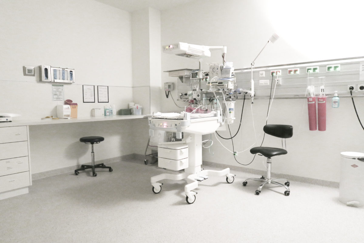 Nebenzimmer des Operationssaals, in dem mein Kind geboren wurde
