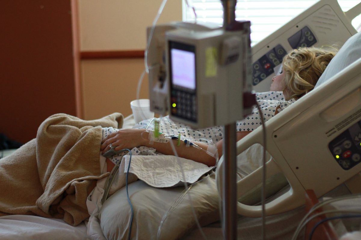 Gebärende in Krankenhausbett